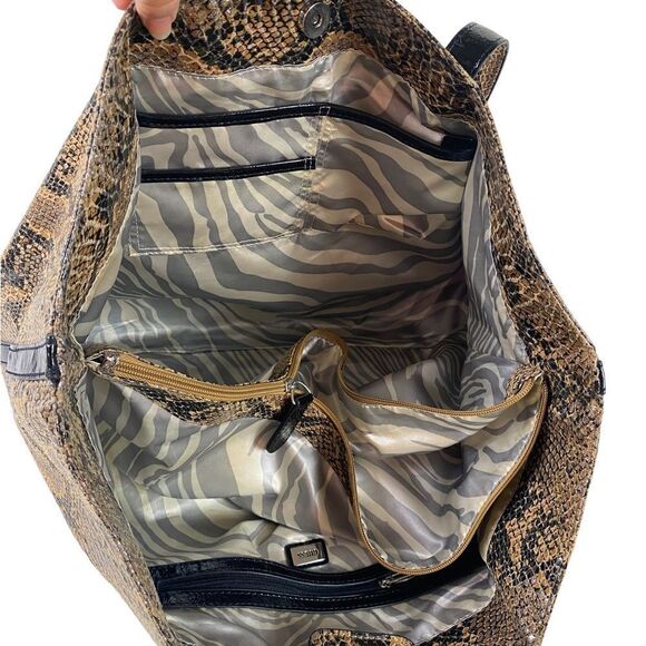 Guess large tote python print on faux leather large Guess chrome medalli… - Picture 6 of 7